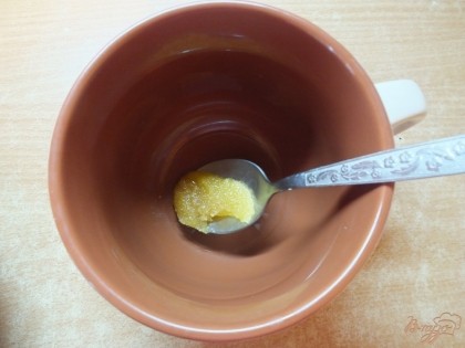 В чашку кладем мед. Сверху выливаем кашу и перемешиваем. Сразу при варке его класть нельзя - мед теряет свои свойств.