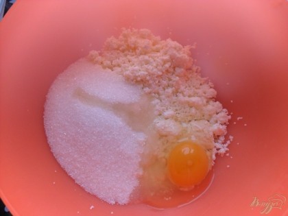 в отдельной емкости соединяем 100 гр творога, 1 яйцо, 100 гр сахара, соль. перемешиваем