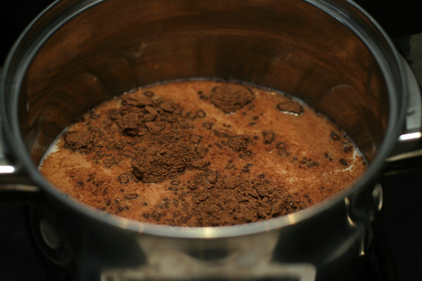 Из молока и какао-порошка сварить какао согласно инструкции на упаковке.