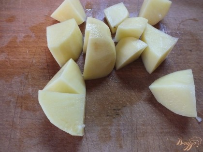 Картофель режем крупно, как в борщ.