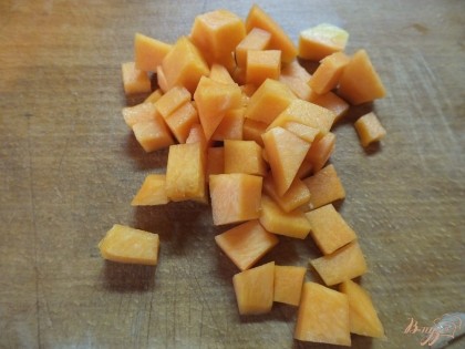 Кубиками крупно режем морковку.
