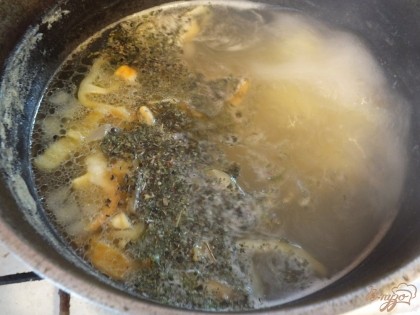 После лука кладем морковку, картошку и перец. Добавляем травы и солим по вкусу. Варим до готовности. Порей кладем за 2 минуты до готовности супа.
