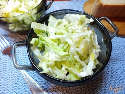 Готово! Салат этот очень полезный и зимой дайкон с капустой доступны. Так что ешьте на здоровье!=)