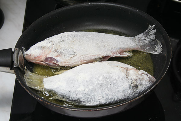 Рыбу натереть солью, обвалять в муке и обжарить в масле с двух сторон на сильном огне.