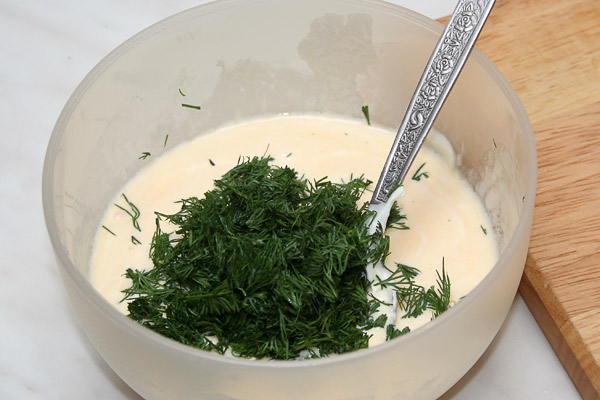 В сметано-яичную смесь добавить мелко нарезанную зелень укропа.