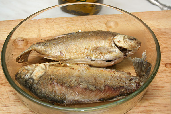 Форму для запекания слегка смазать маслом, уложить рыбу.