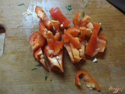 Перец нарезаем небольшими полосками. Берите красный или оранжевый, чтобы был вкусный.