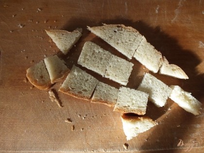 Срезаем у хлеба корочку. Мякоть нарезаем кубиками. Либо жарим на растительном масле, либо запекаем в духовке.