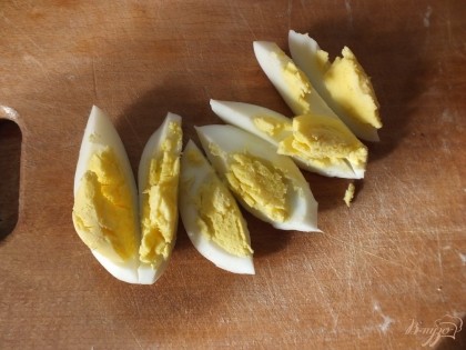 Яйца варим в крутую (твердый желток), нарезаем удобными дольками, чтобы желток не крошился.