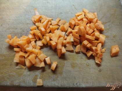Мелко нарезаем кубиками очищенную и вымытую морковку.