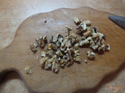 Нарезаем грецкие орехи (примерно каждую дольку на 3 части).
