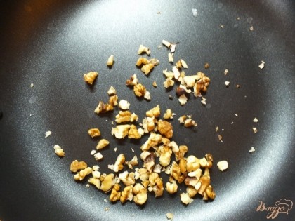 Жарим орехи на сковородке 1 мин, добавляем семена льна. Когда семена начнут стрелять - снимаем.