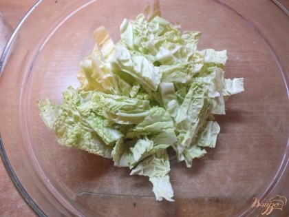 Капусту моем. Для салат используем только листочки, которые внутри и светлые. Жесткую часть отрезаем.
