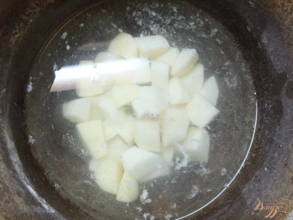 Картошку чистим, режем, ставим варится как на пюре.