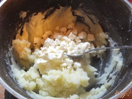 Готовую картошку превращаем в пюре, солим по вкусу, добавляем брынзу. Делаем пюре густым и плотным.
