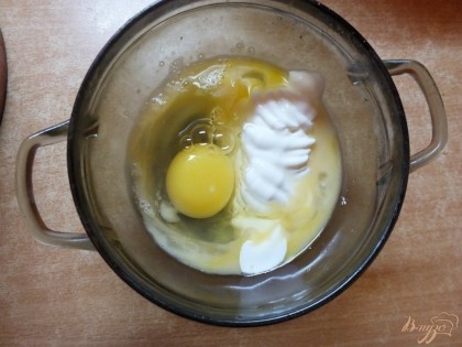 Готовим соус из сметаны и яйца. Солим его по вкусу.
