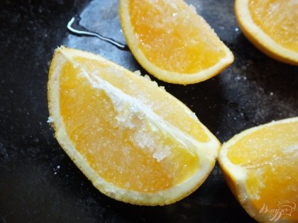 Посыпаем апельсин обильно сахаром с двух сторон и кладем в утварь для запекания.