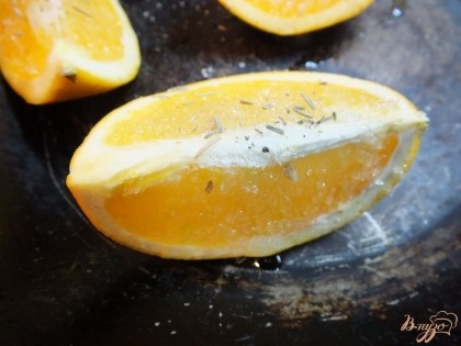 Розмарин слегка перетираем и посыпаем апельсин. Понемногу каждую дольку - розмарин очень ароматный.