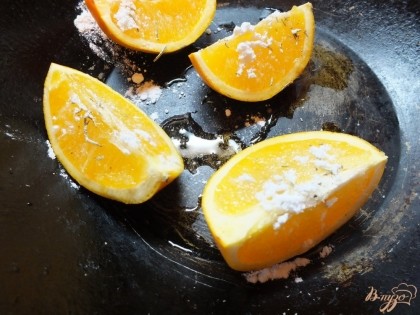 Запекаем апельсин примерно 10-15 мин. Вынимать можно, когда он начнет пахнуть. После запекания посыпаем апельсин хорошо сахарной пудрой.