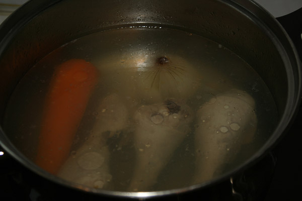 Влить теплый и заранее приготовленный бульон, посолить по вкусу и довести до кипения, выключить.     Подавать в горячем виде, особенно хороши к супу гренки ароматизированные чесноком и оливковым маслом (домашние).