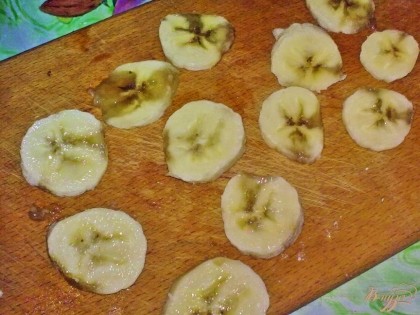 Банан очистить и нарезать кольцами.Орехи очистить и нарезать крупно.