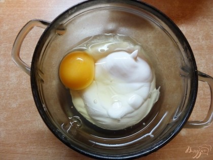 Яйцо взбиваем со сметаной и щепоткой соли. Смазываем лаваш. Кладем еще один лист и обильно его смазываем.