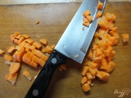 Морковь нарезаем небольшими кубиками и кладем в суп после 10 мин. Картошку нарезаем крупно и кладем с морковкой вместе. Варим до готовности картошки. Кладем так же перец и базилик.