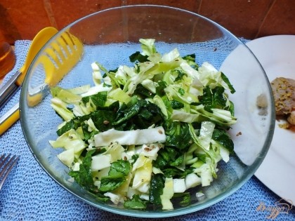 Готово! Готовый салат может быть хорошим гарниром или подаваться отдельно. Приятного аппетита!=)