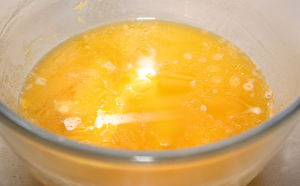 Масло нужно растопить или хорошо размягчить, добавить стакан сахара и взбивать до посветления.