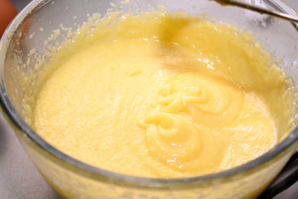 В масляно-сахарную смесь по одному добавлять яйца, продолжая взбивать.  Должна получиться довольно густая светлая масса.