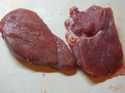 Мясо нарезаем кусками плоскими толще 15 см. Чтобы оно было сочное. Если у вас свинина, нарежьте ее немного тоньше.