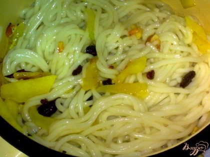 Затем добавить к кабачку спагетти и перемешать. Добавить специи и перемешать. Специи: соль, перец, паприка и карри.