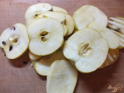 Нарезаем яблоки тонкими ломтиками. Я люблю когда они коричневеют. Если хотите получить светлые яблоки - полейте их лимонным соком. Серединки вырезайте на свое усмотрение. Я оставляю, так яблоки лучше держат форму.