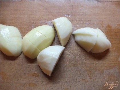 Картофель нарезаем крупно и кладем через 10 мин к луку с петрушкой. Варим до готовности.