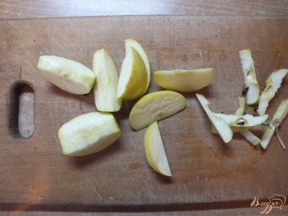 Яблоки вымойте, выньте семенные коробочки и нарежьте тонкими дольками.