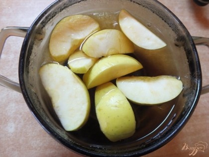 Опустите яблоки в маринад и оставьте на 4-5 часов.