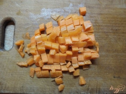 Морковку чистим и очень хорошо моем. Нарезаем кубиками.