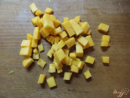 С тыквы снимаем шкурку, моем и нарезаем кубиками. Кубики тыквы и морковки должны быть примерно одного размера.