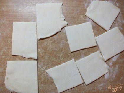 Тесто раскатываем и нарезаем на небольшие квадраты.