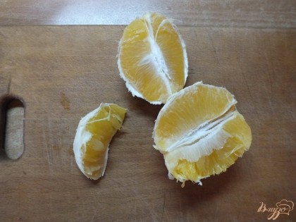С апельсина снимаем кожуру и счищаем максимально белую мякоть.
