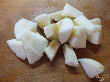 Яблоки нарезаем кубиками крупно и апельсин так же.