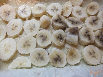 Нарезаем банан кружочками и выкладываем в 2-3 слоя.