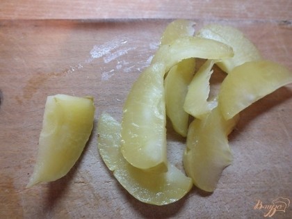 Яблоки нарезаем тонкими дольками вырезаем семена.