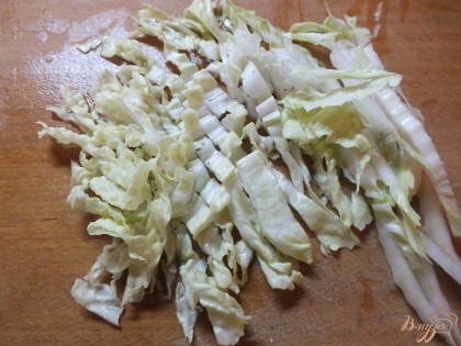 Пекинская капуста нарезаем тонкой соломкой поперек листа. Чем тоньше - тем красивее салат.