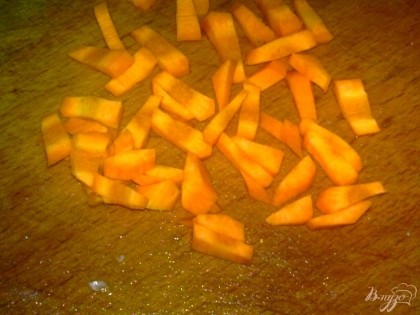 Морковь очистить, помыть и нарезать не крупно.