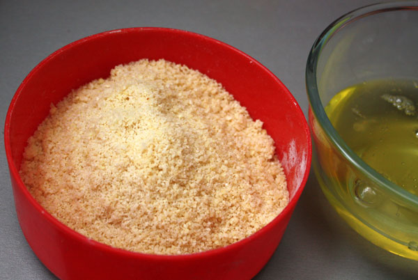 Измельченный миндаль (хорошо это делать в блендере или кофемолке) смешать с частью яичных белков (2-3).