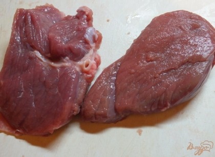Мясо моем и чистим. Я обычно варю его порционными кусками, чтобы оно быстрее готовилось.