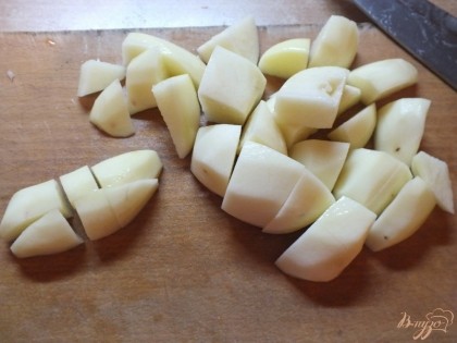 Чистим картошку, нарезаем кубиками крупно.