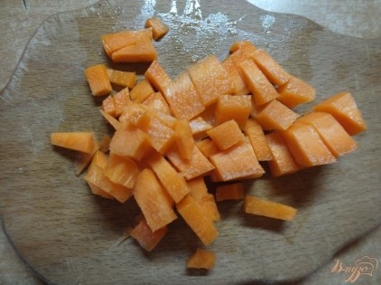 Морковь нарезаем как и тыкву или чуть меньше. Кладем овощи в горячий бульон. Кладем перец горошком и немного соли.