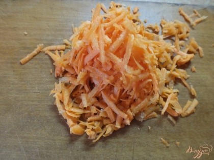 Морковь трем на терку крупную. Картошку нарезаем ка обычно.